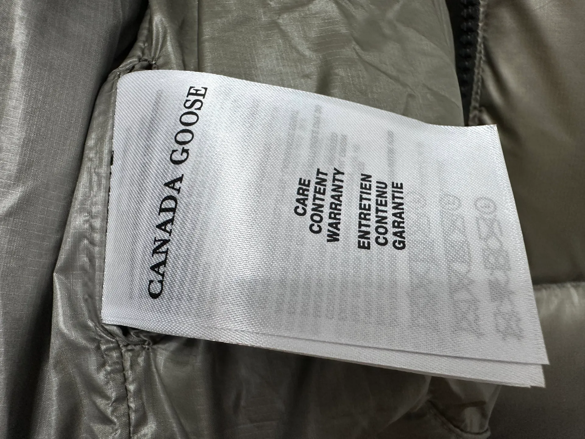 P560 [Canada Goose] Big Goose🦢Puff Down Vest has always been recognized as the warmest down jacket. Various Instagram celebrities, Internet celebrities, and celebrities often wear it for street photos. I make Canada Goose every year, but I still can't get rid of my love for it. No matter how cold the days are, there is no need to be afraid, because there is! Filled with 90% white duck down, it is the legendary warmest down jacket and is known as a must-have for Arctic outdoor sports! The most popular down jacket in the world, celebrities are rushing to buy it, it is a must-have! Size: XS-XL